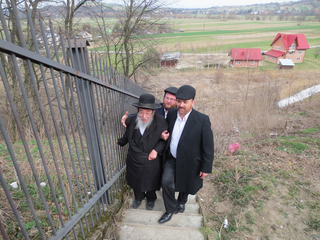 האדמו"ר מנדבורנה במסע לקברי אבות החסידות באירופה • תיעוד מקיף