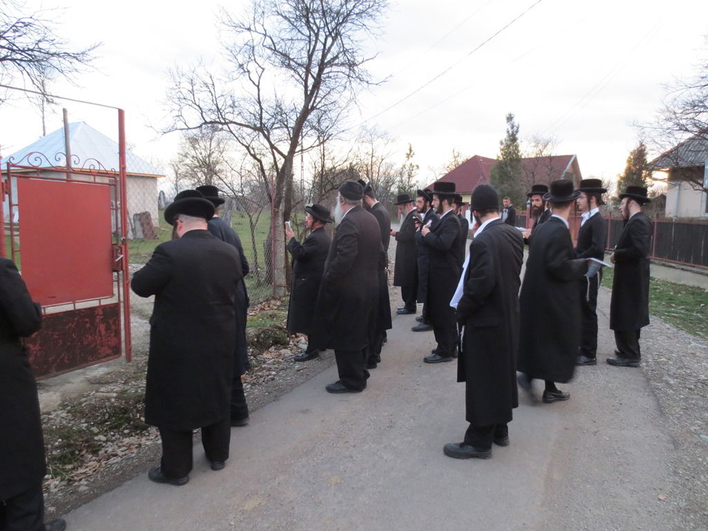 האדמו"ר מנדבורנה במסע לקברי אבות החסידות באירופה • תיעוד מקיף