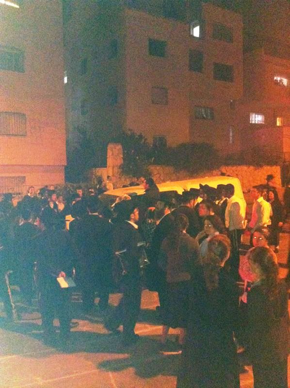 ביתר עילית: גופת הנפטר חולצה עם מנוף