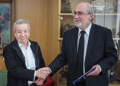 גרוניס מקבל את הדו"ח מדיו של ריבלין