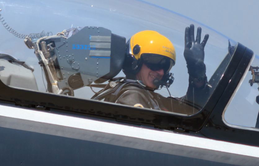 טייס קרב חווה ורטיגו, הנווט הנחית בשלום