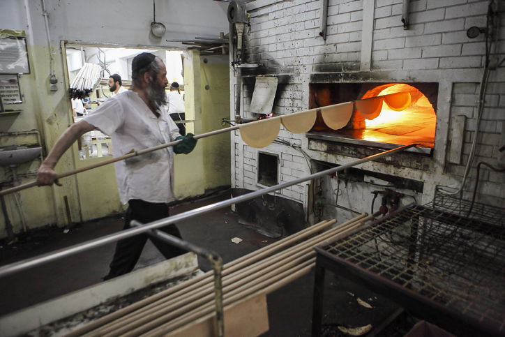 גלריה: כך אופים מצות לחג הפסח