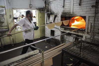 גלריה: כך אופים מצות לחג הפסח