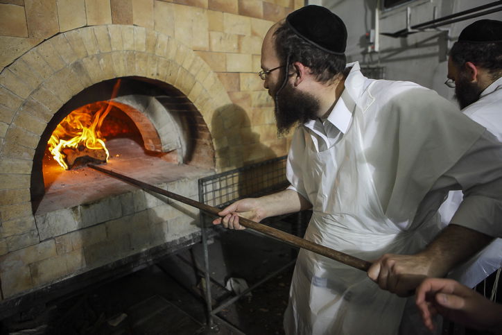 גלריה: כך אופים מצות לחג הפסח