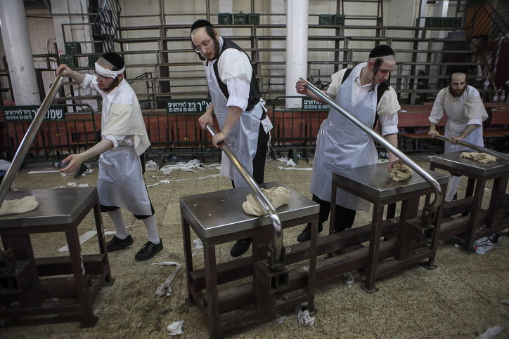 גלריה: כך אופים מצות לחג הפסח