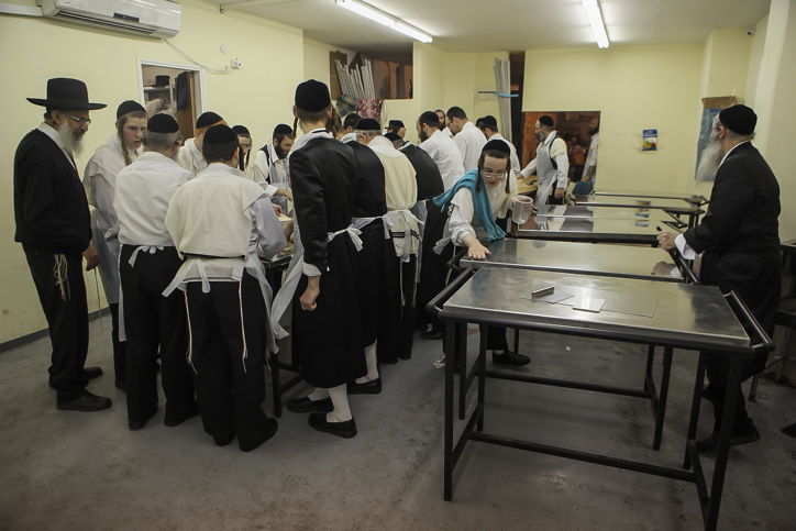 גלריה: כך אופים מצות לחג הפסח