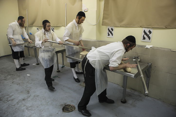 גלריה: כך אופים מצות לחג הפסח