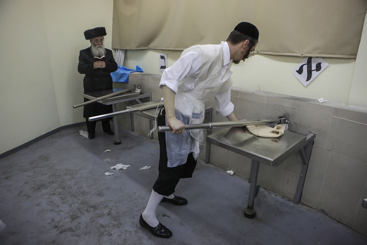 גלריה: כך אופים מצות לחג הפסח