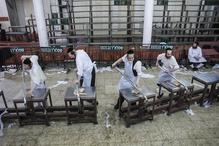 גלריה: כך אופים מצות לחג הפסח