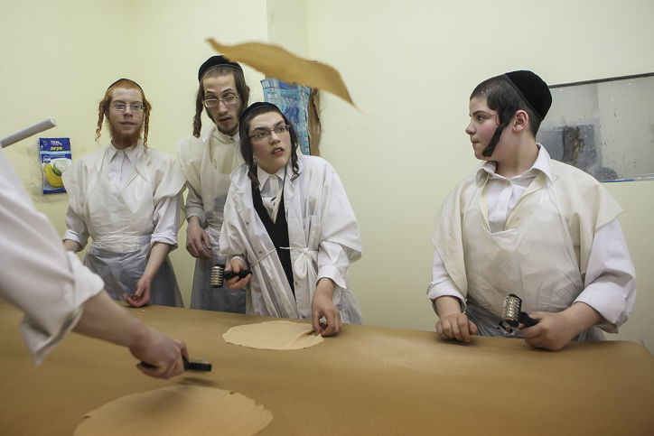 גלריה: כך אופים מצות לחג הפסח