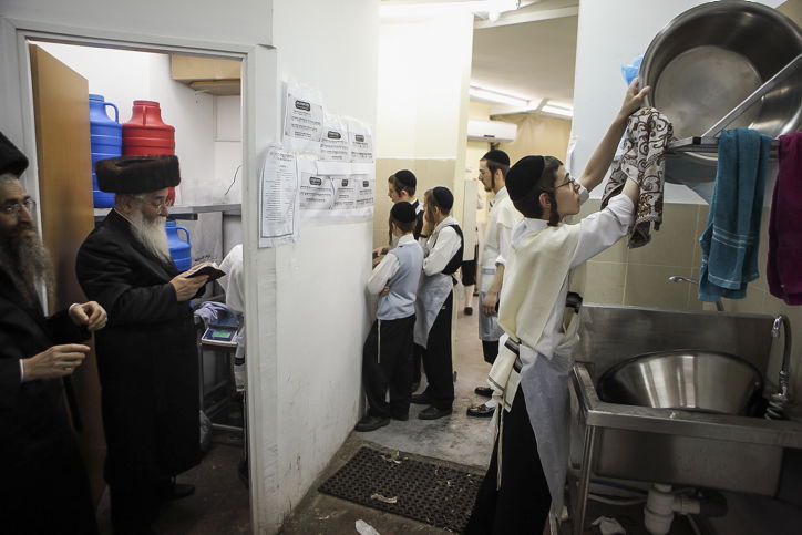 גלריה: כך אופים מצות לחג הפסח