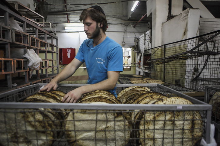 גלריה: כך אופים מצות לחג הפסח