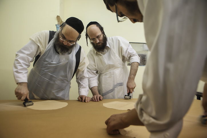 גלריה: כך אופים מצות לחג הפסח