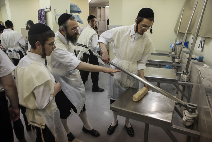 גלריה: כך אופים מצות לחג הפסח