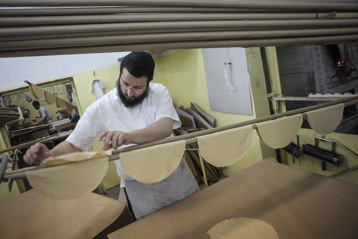 גלריה: כך אופים מצות לחג הפסח