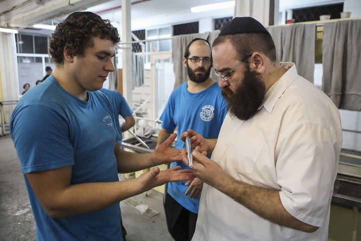 גלריה: כך אופים מצות לחג הפסח