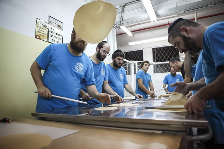 גלריה: כך אופים מצות לחג הפסח