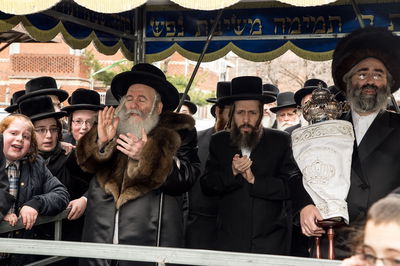 בורו פארק: הכנסת ספר תורה לביהמ"ד באבוב