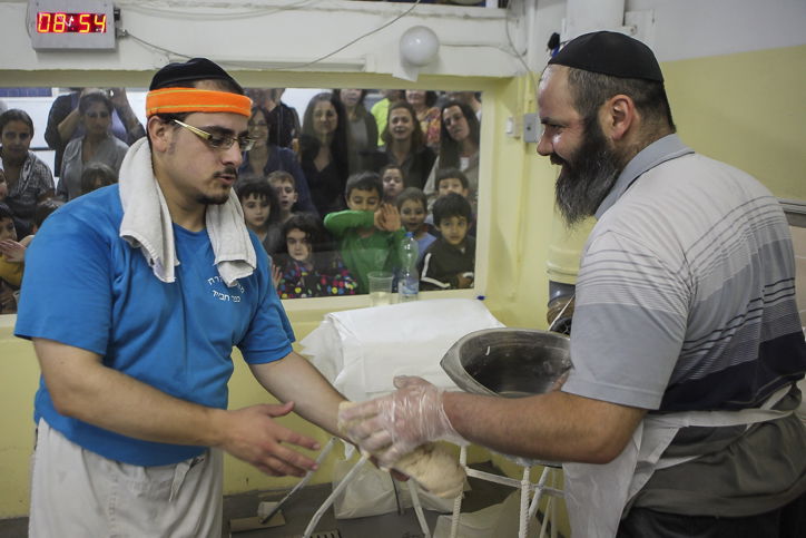 גלריה: כך אופים מצות לחג הפסח