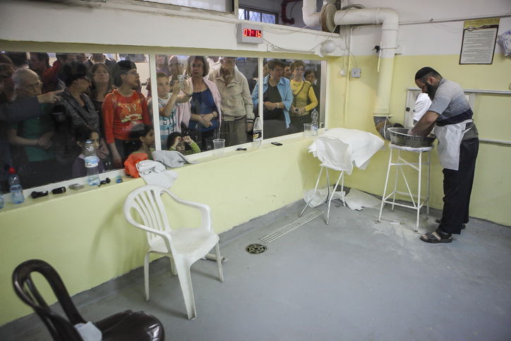 גלריה: כך אופים מצות לחג הפסח