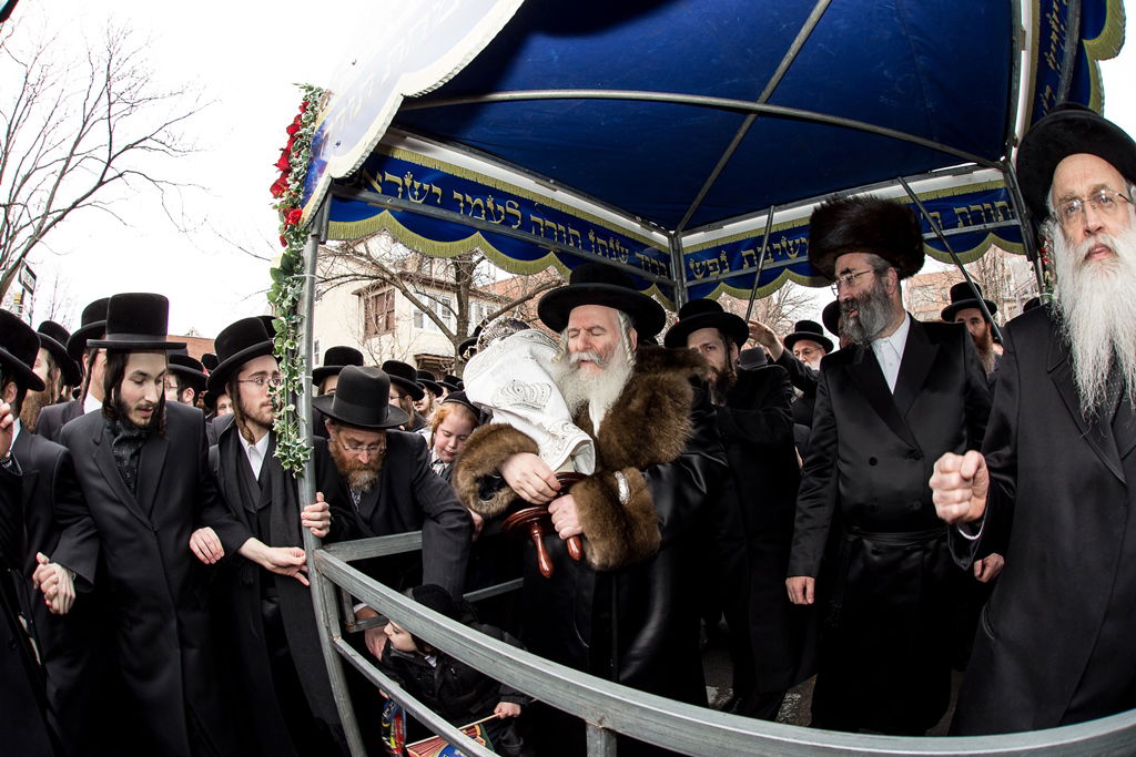 בורו פארק: הכנסת ספר תורה לביהמ"ד באבוב