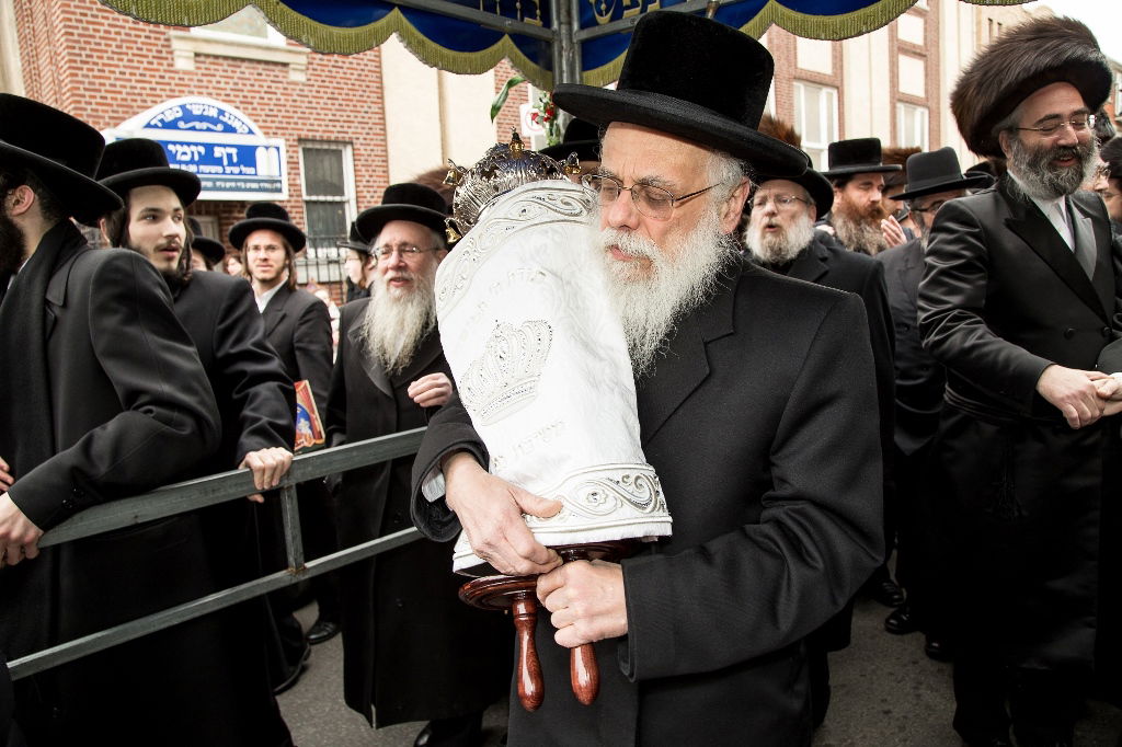 בורו פארק: הכנסת ספר תורה לביהמ"ד באבוב