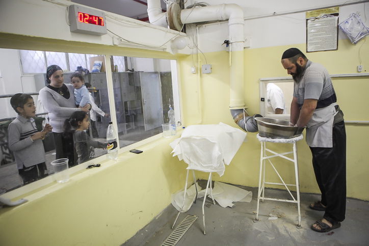 גלריה: כך אופים מצות לחג הפסח