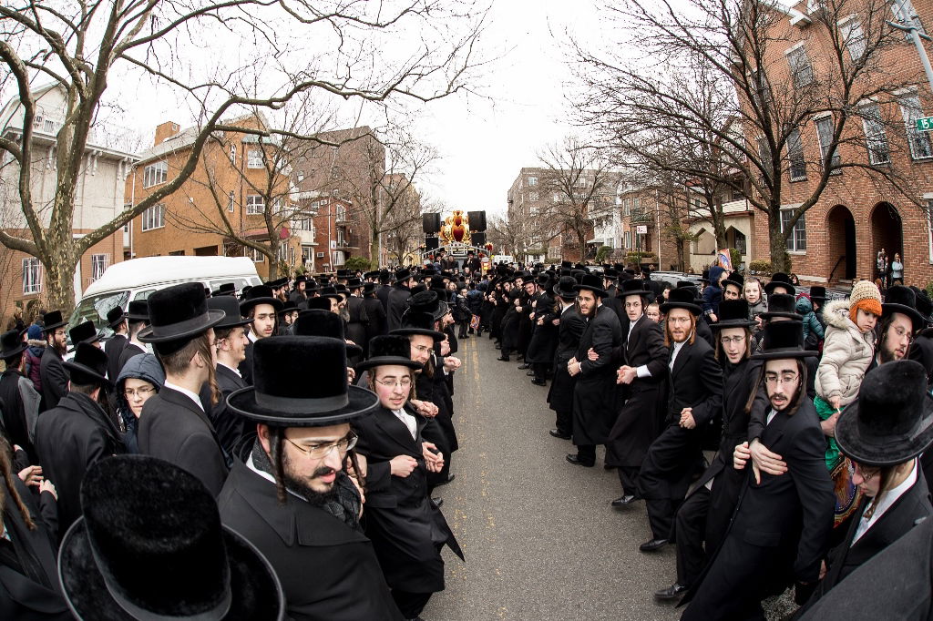 בורו פארק: הכנסת ספר תורה לביהמ"ד באבוב