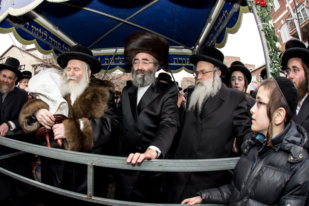 בורו פארק: הכנסת ספר תורה לביהמ"ד באבוב