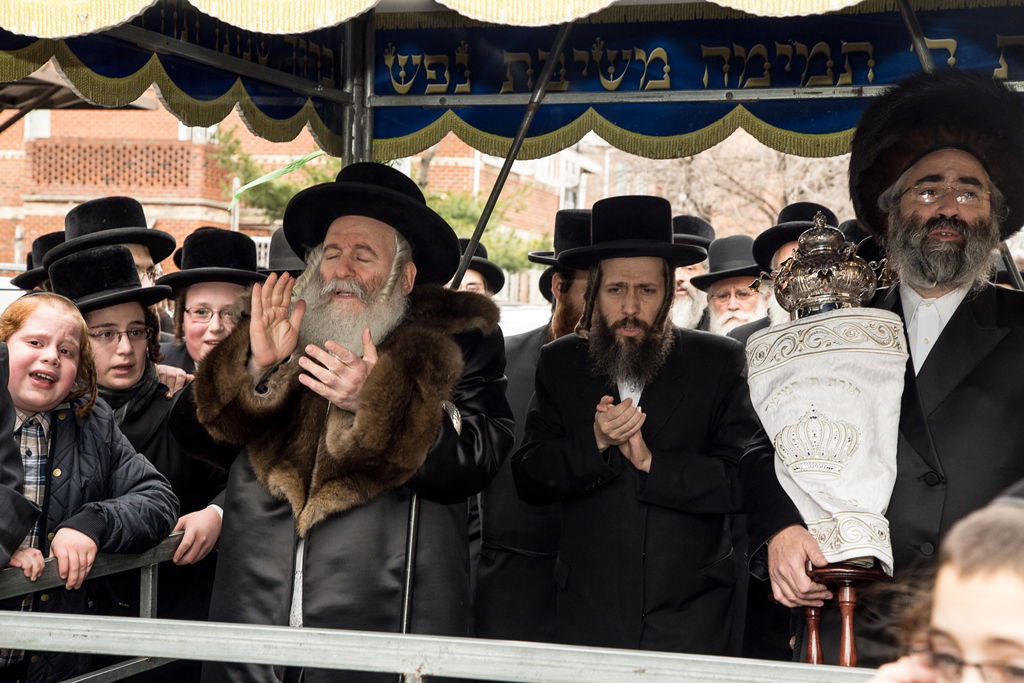 בורו פארק: הכנסת ספר תורה לביהמ"ד באבוב