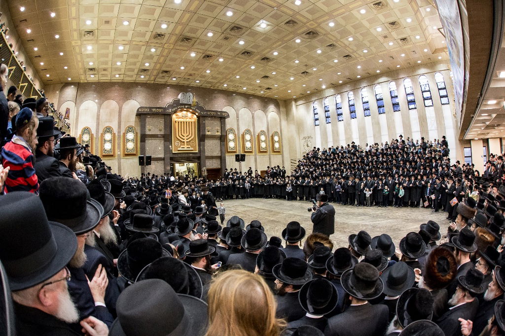 בורו פארק: הכנסת ספר תורה לביהמ"ד באבוב