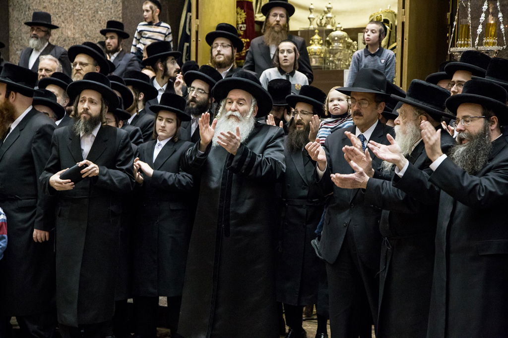 בורו פארק: הכנסת ספר תורה לביהמ"ד באבוב