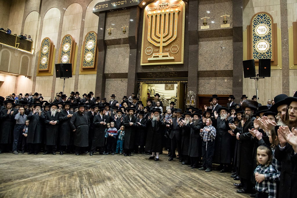 בורו פארק: הכנסת ספר תורה לביהמ"ד באבוב