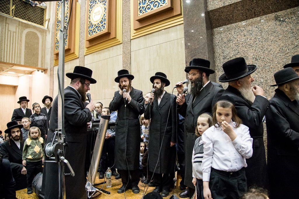 בורו פארק: הכנסת ספר תורה לביהמ"ד באבוב