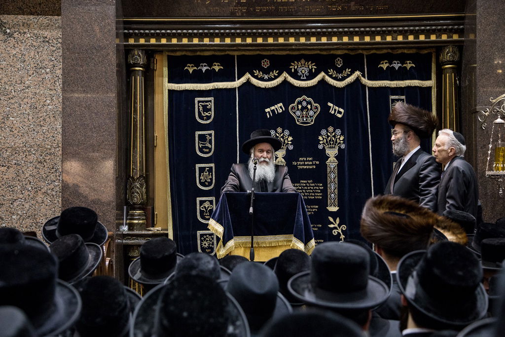 בורו פארק: הכנסת ספר תורה לביהמ"ד באבוב