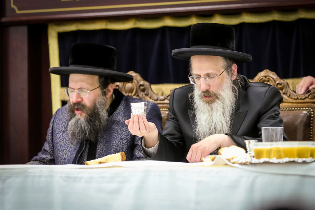 גלריה: טיש ההילולא בבאבוב