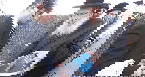 האדמו"ר מנדבורנה במסע לקברי אבות החסידות באירופה • תיעוד מקיף