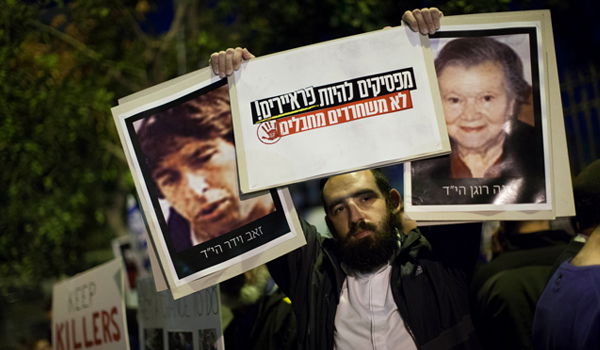 מאות הפגינו מול בית ראש הממשלה נגד שחרור מחבלים