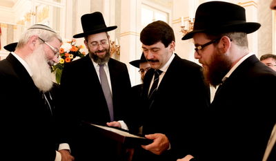 מיוחד: מה העניקו רבני אירופה לנשיא הונגריה?