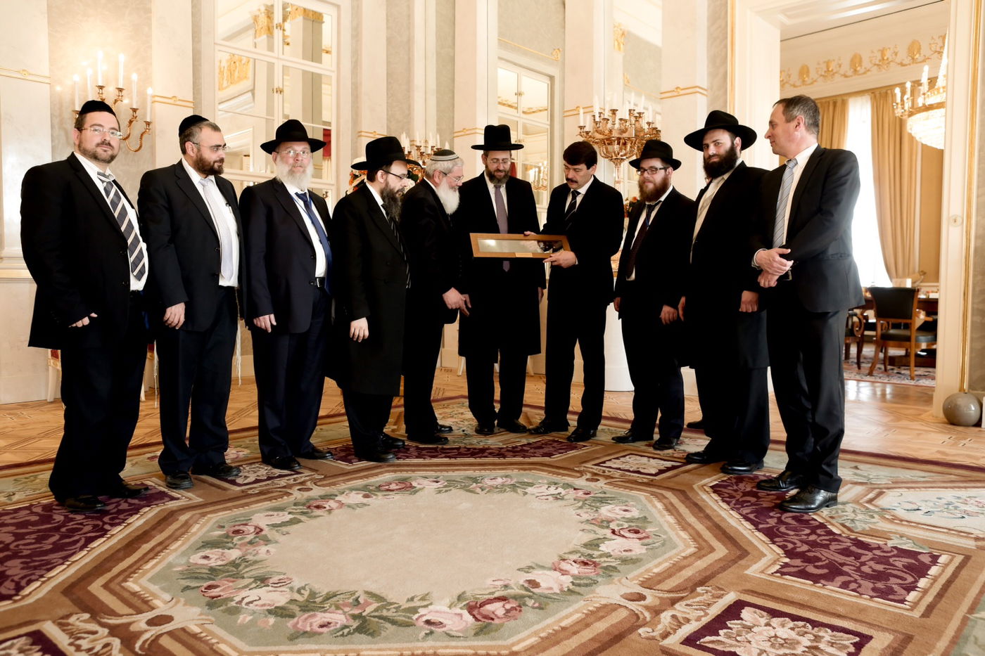 מיוחד: מה העניקו רבני אירופה לנשיא הונגריה?