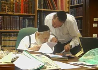 וידאו נדיר: מרן הרב עובדיה יוסף מגיה חידושי תורה