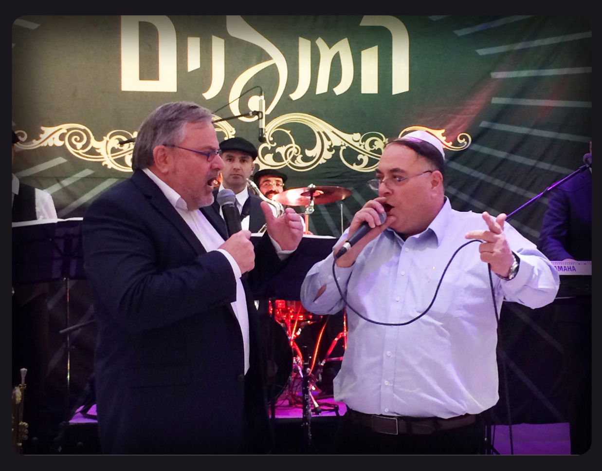 גם אני לא מבין כלום בפרשת הרפז. אבל התמונות של דובר צה"ל לשעבר אבי בניהו נכנס ויוצא מחדרי החקירות הזכירו לי תמונה אחרת שלו, שצילמתי רק לפני כמה שבועות בבר מצווה בבני ברק: בניהו פוצח בניגון חסידי יחד עם איש התקשורת מנחם הורוביץ. את משחק המילים של "מזמר בבר מצווה/מזמר בחקירה" – אחסוך מכם. צילום סלולרי: ידידיה מאיר