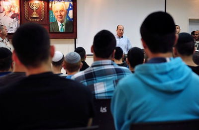 שר הביטחון, הצהריים