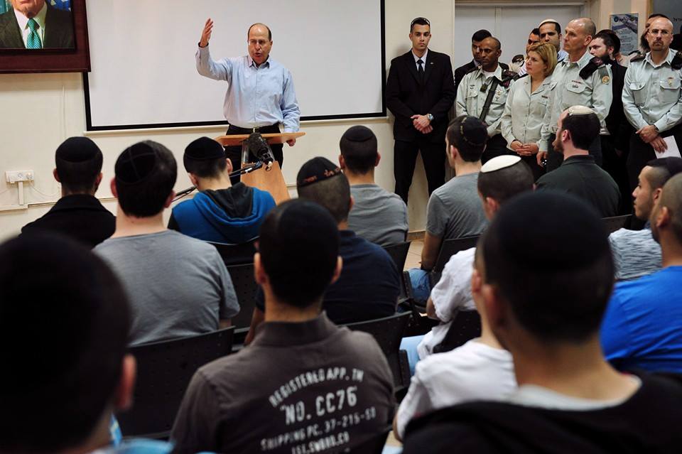 יעלון פגש מתגייסים "חרדים": גדוד 'נצח יהודה' עושה עבודה מעולה