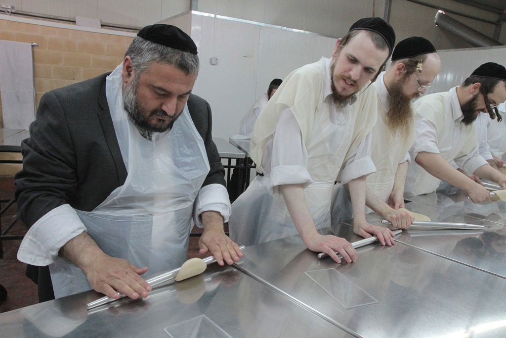 תיעוד: משה אבוטבול אופה מצות