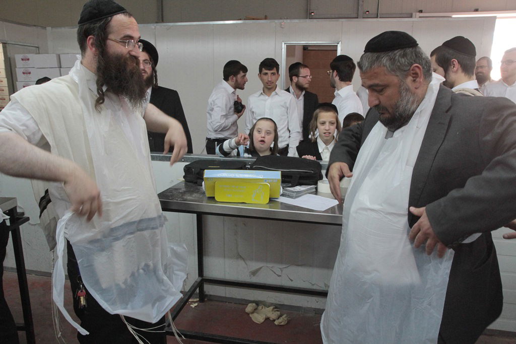 תיעוד: משה אבוטבול אופה מצות