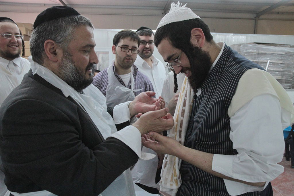 תיעוד: משה אבוטבול אופה מצות