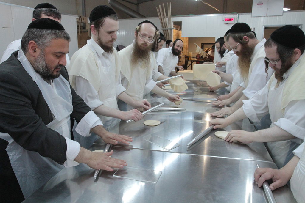 תיעוד: משה אבוטבול אופה מצות