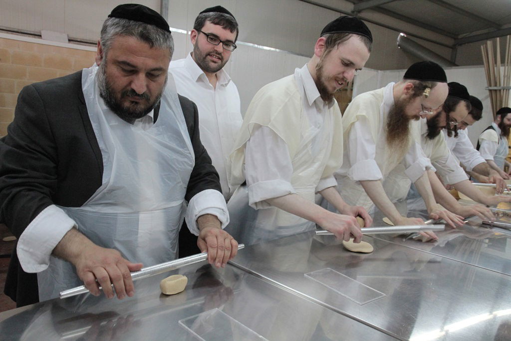 תיעוד: משה אבוטבול אופה מצות