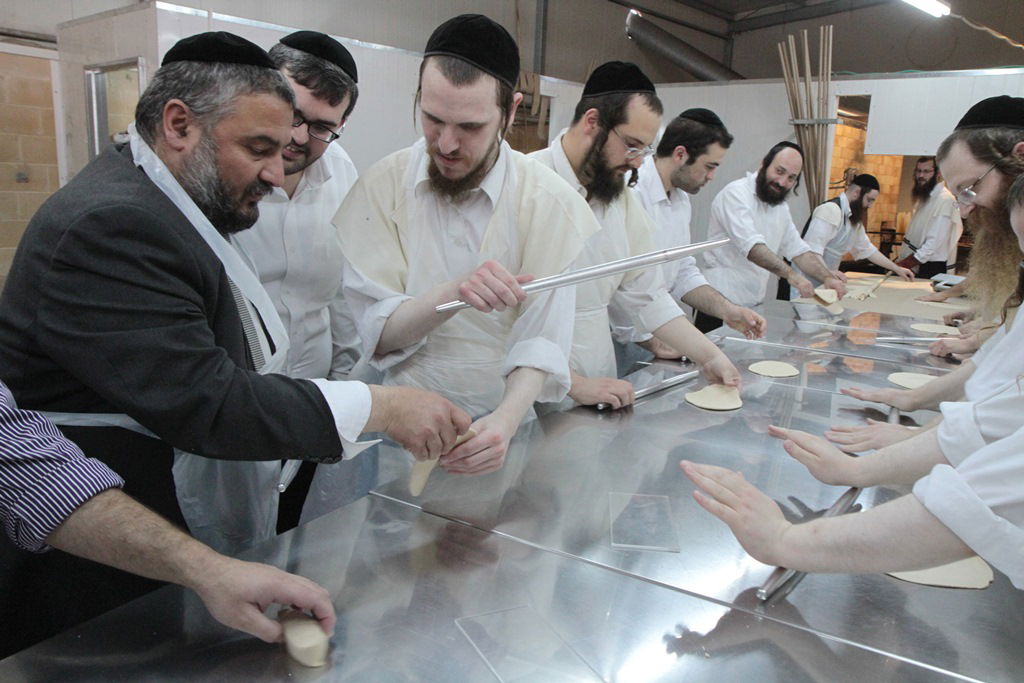 תיעוד: משה אבוטבול אופה מצות